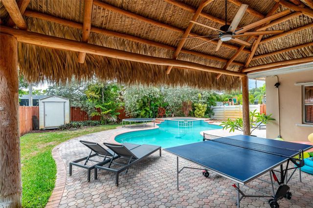 1512 E Hawthorne Cir, Hollywood, FL 33021