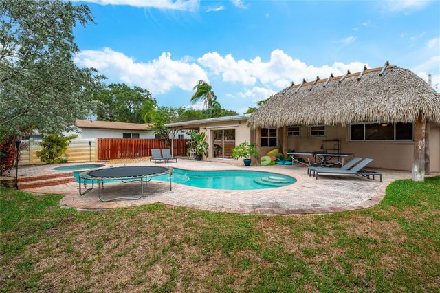 1512 E Hawthorne Cir, Hollywood, FL 33021