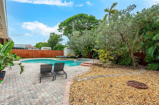 1512 E Hawthorne Cir, Hollywood, FL 33021