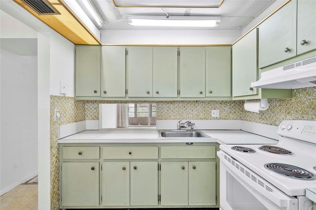 2900 NW 47th Terrace 303b, Lauderdale Lakes, FL 33313