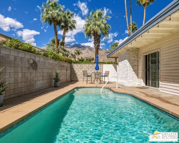 572 N Calle Marcus, Palm Springs, CA 92262