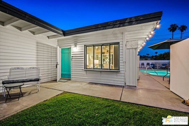 572 N Calle Marcus, Palm Springs, CA 92262