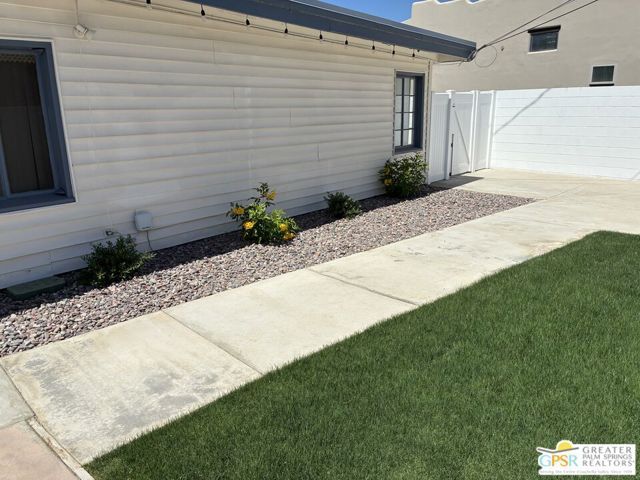 572 N Calle Marcus, Palm Springs, CA 92262