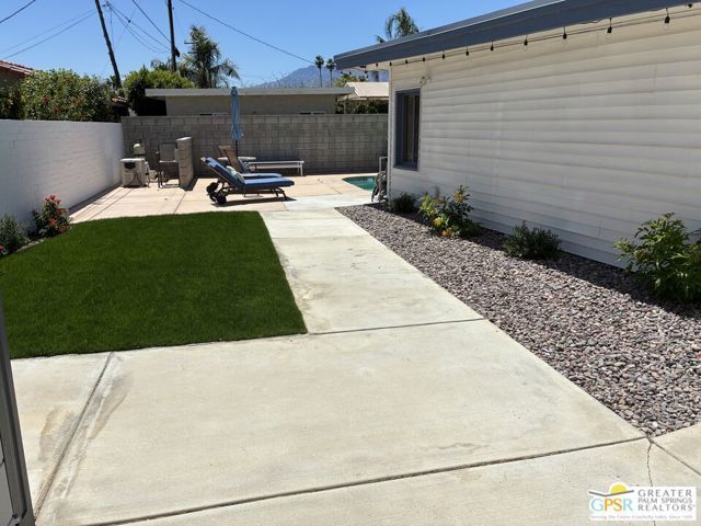 572 N Calle Marcus, Palm Springs, CA 92262
