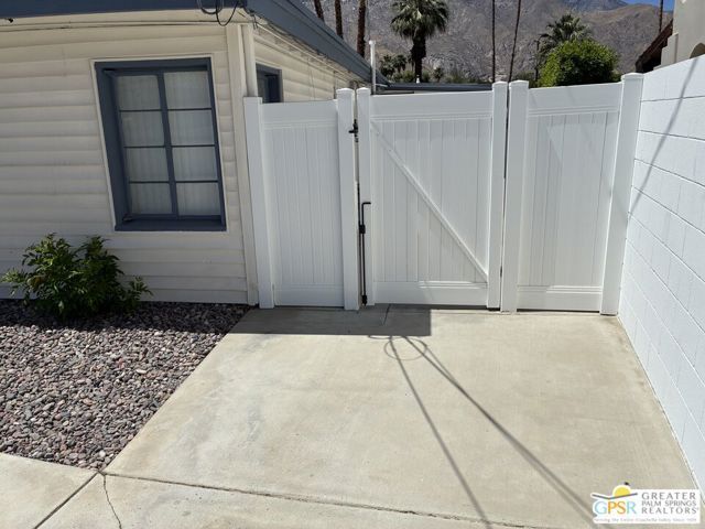 572 N Calle Marcus, Palm Springs, CA 92262