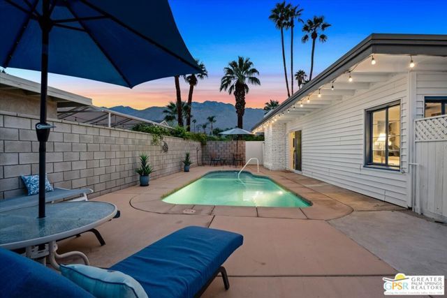 572 N Calle Marcus, Palm Springs, CA 92262