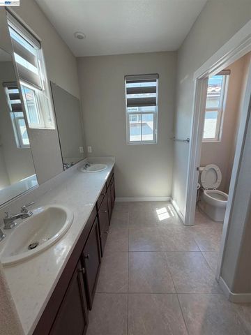 2282 S Podere Dr, Mountain House, CA 95391