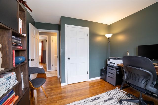 8 Old Farm Rd, Sturbridge, MA 01566