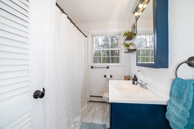 8 Old Farm Rd, Sturbridge, MA 01566