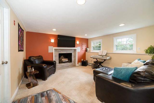 8 Old Farm Rd, Sturbridge, MA 01566