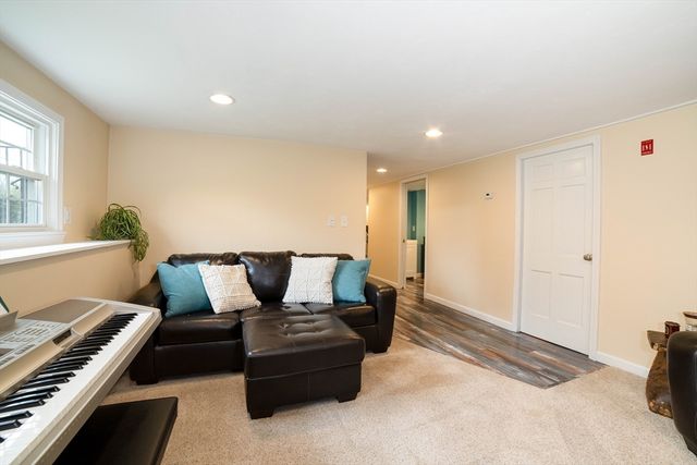 8 Old Farm Rd, Sturbridge, MA 01566