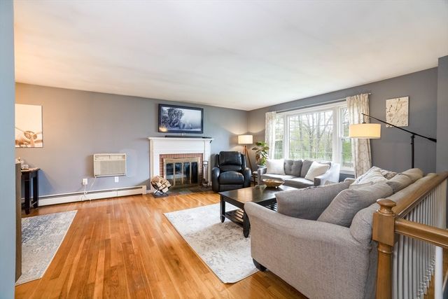 8 Old Farm Rd, Sturbridge, MA 01566
