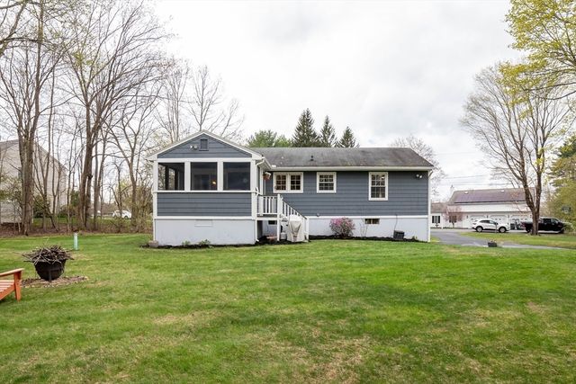 8 Old Farm Rd, Sturbridge, MA 01566