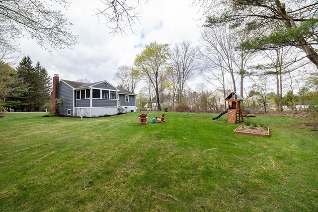 8 Old Farm Rd, Sturbridge, MA 01566