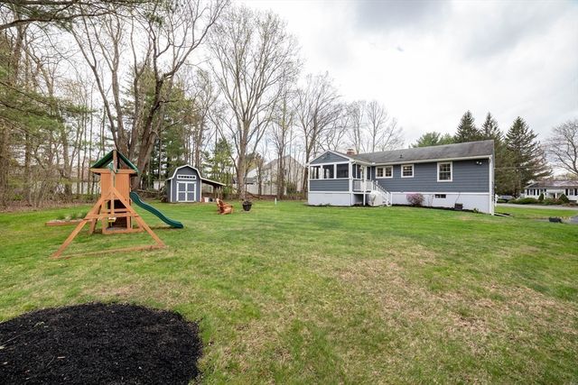 8 Old Farm Rd, Sturbridge, MA 01566