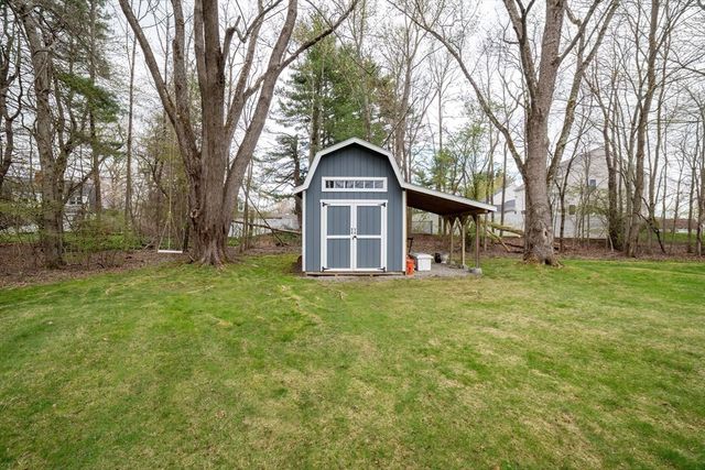 8 Old Farm Rd, Sturbridge, MA 01566