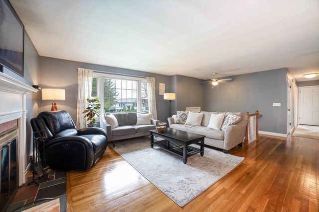 8 Old Farm Rd, Sturbridge, MA 01566