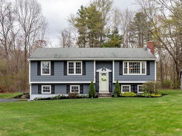 8 Old Farm Rd, Sturbridge, MA 01566