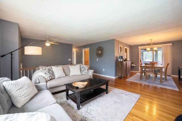 8 Old Farm Rd, Sturbridge, MA 01566