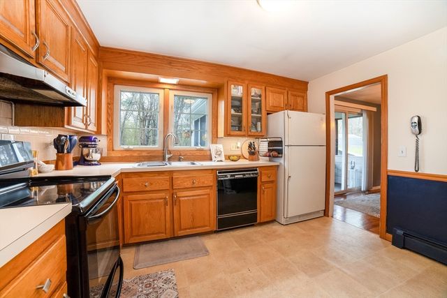 8 Old Farm Rd, Sturbridge, MA 01566