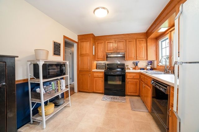 8 Old Farm Rd, Sturbridge, MA 01566