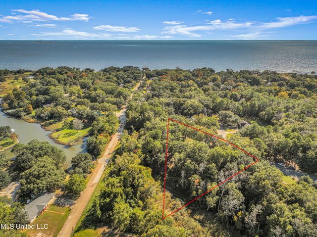 1613 Fairhaven Drive, Gautier, MS 39553