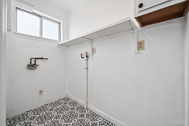 24 E Sharon Road, Glendale, OH 45246