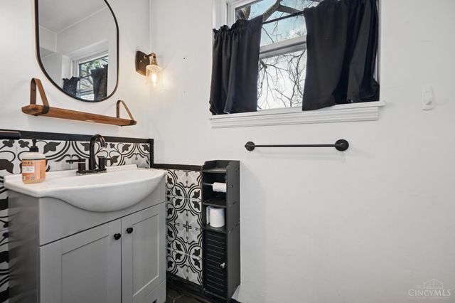 24 E Sharon Road, Glendale, OH 45246