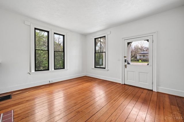 24 E Sharon Road, Glendale, OH 45246