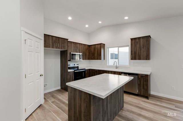 501 Waverly Ave, Middleton, ID 83644