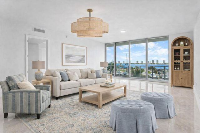 220 Lake Shore Drive 304, Lake Park, FL 33403