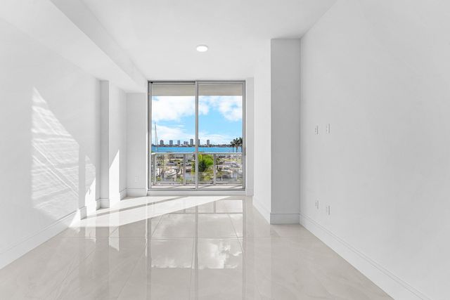 220 Lake Shore Drive 304, Lake Park, FL 33403