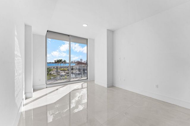 220 Lake Shore Drive 304, Lake Park, FL 33403