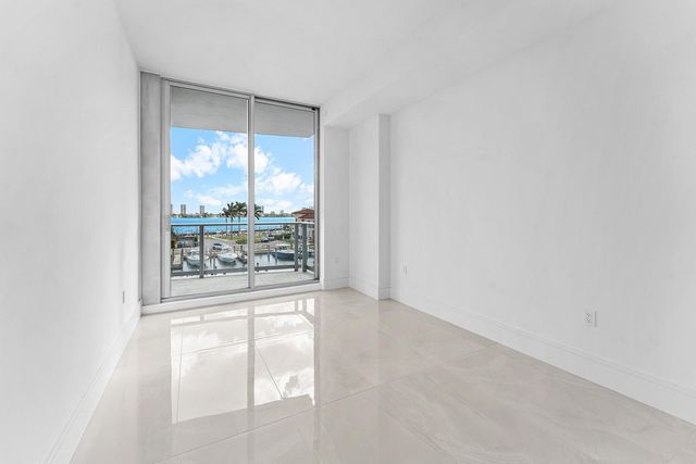 220 Lake Shore Drive 304, Lake Park, FL 33403