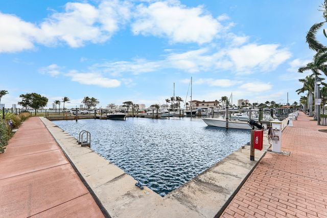 220 Lake Shore Drive 304, Lake Park, FL 33403