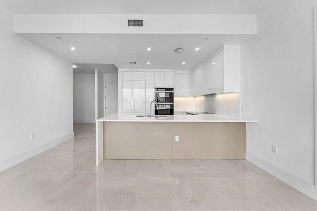 220 Lake Shore Drive 304, Lake Park, FL 33403