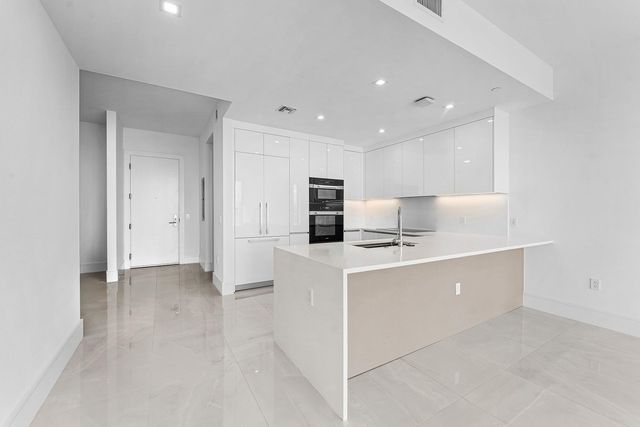 220 Lake Shore Drive 304, Lake Park, FL 33403