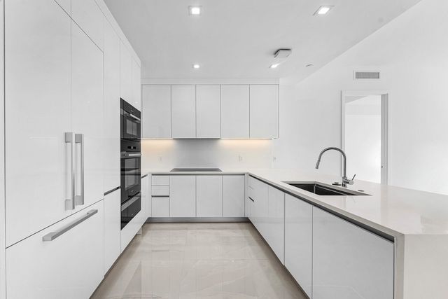 220 Lake Shore Drive 304, Lake Park, FL 33403