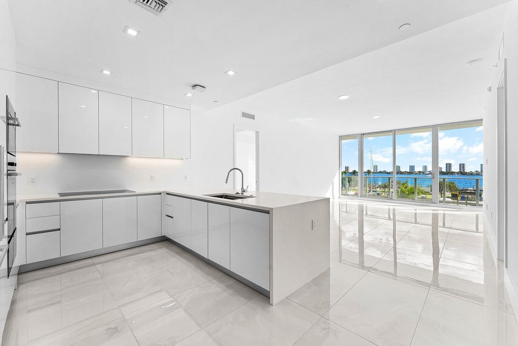 220 Lake Shore Drive 304, Lake Park, FL 33403