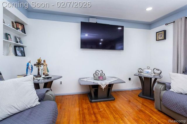 29327 Orvylle Drive, Warren, MI 48092