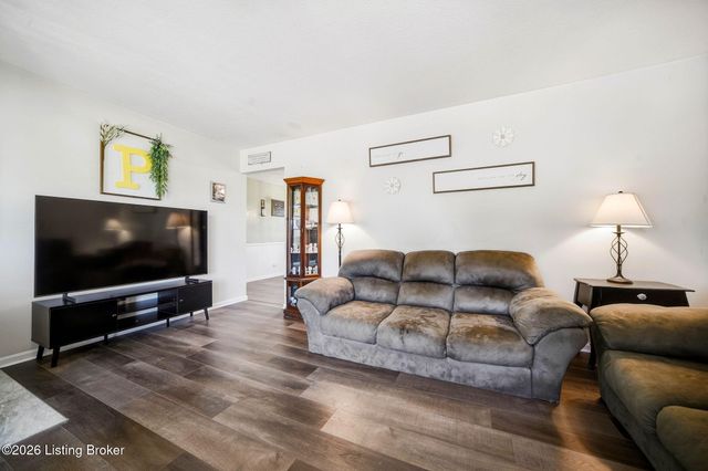 2604 Alps Rd, Louisville, KY 40216