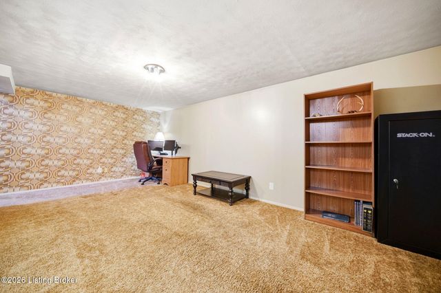 2604 Alps Rd, Louisville, KY 40216