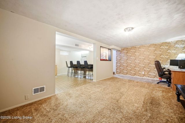 2604 Alps Rd, Louisville, KY 40216