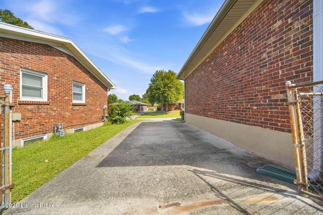 2604 Alps Rd, Louisville, KY 40216