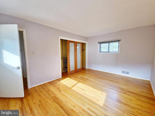 8 GRUENTHER CT, Rockville, MD 20851