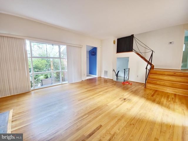 8 GRUENTHER CT, Rockville, MD 20851