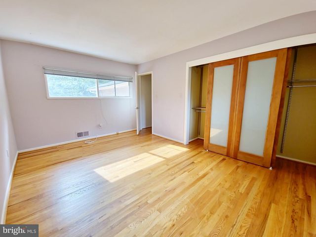 8 GRUENTHER CT, Rockville, MD 20851