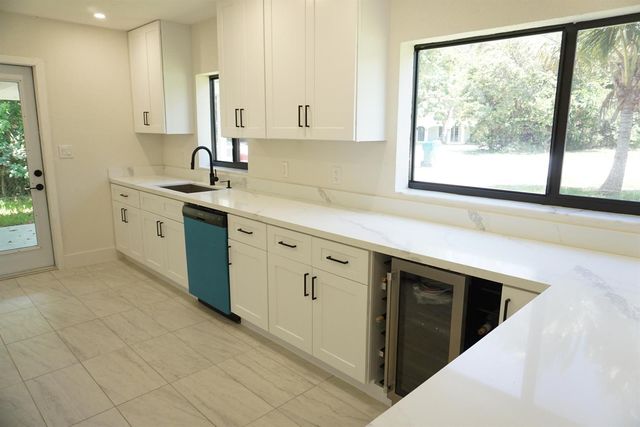 310 SW 1st Avenue, Boynton Beach, FL 33435