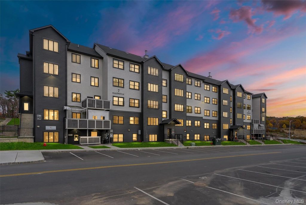 7 Maglenitz Street 402, Palm Tree, NY 10950