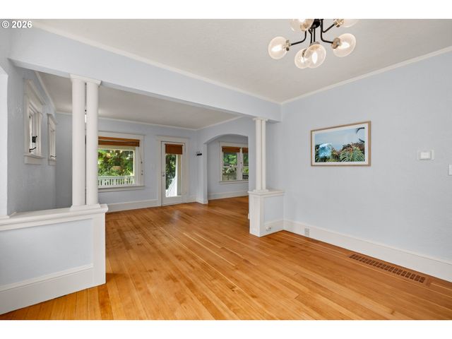 1217 Sw SPRING GARDEN St, Portland, OR 97219